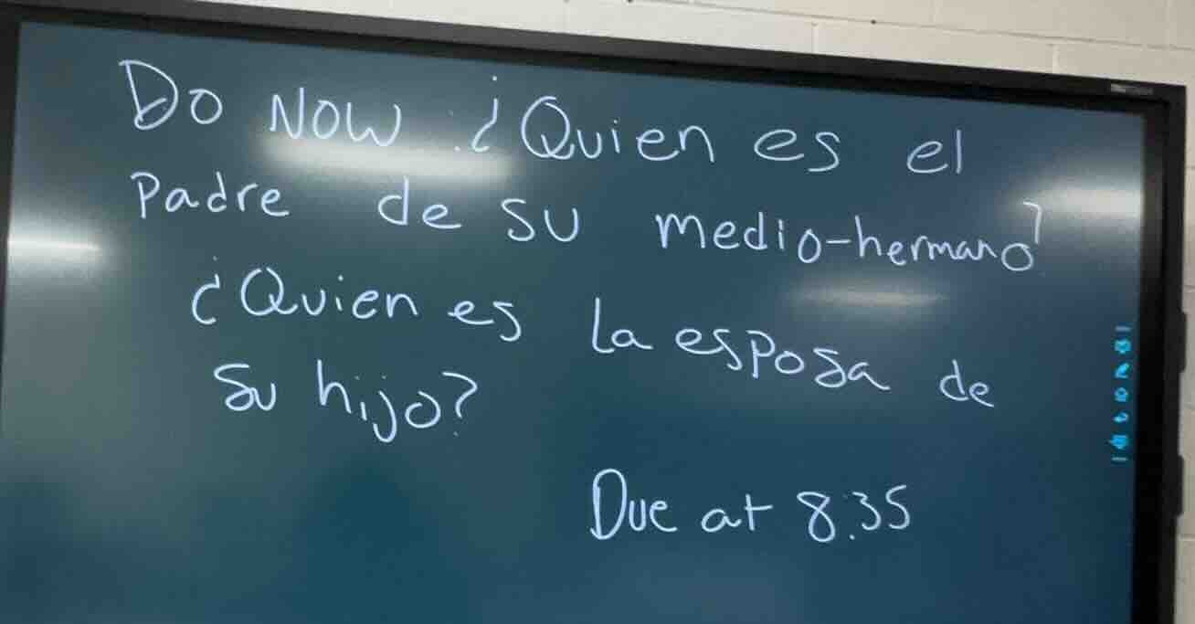 do now : ¿quien es el padre de su medio - hermano? ¿quien es la esposa …