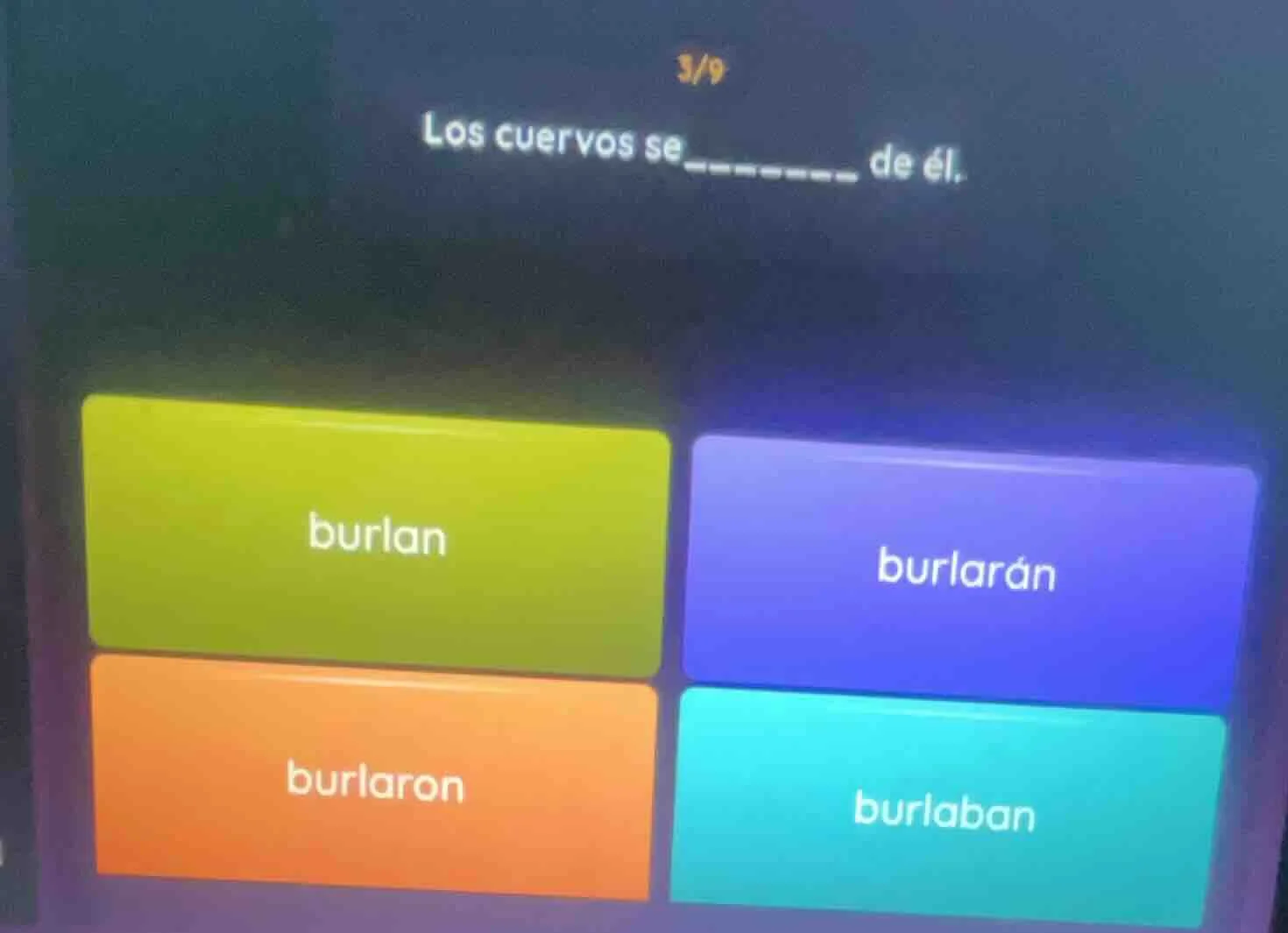 3/9 los cuervos se______ de él. burlan burlarán burlaron burlaban