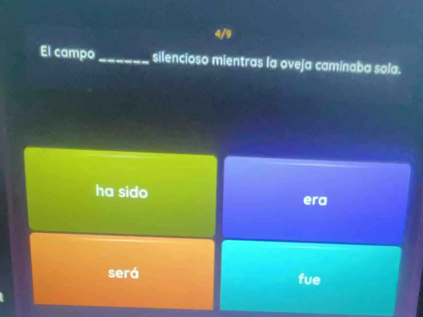 el campo ------- silencioso mientras la oveja caminaba sola. ha sido er…