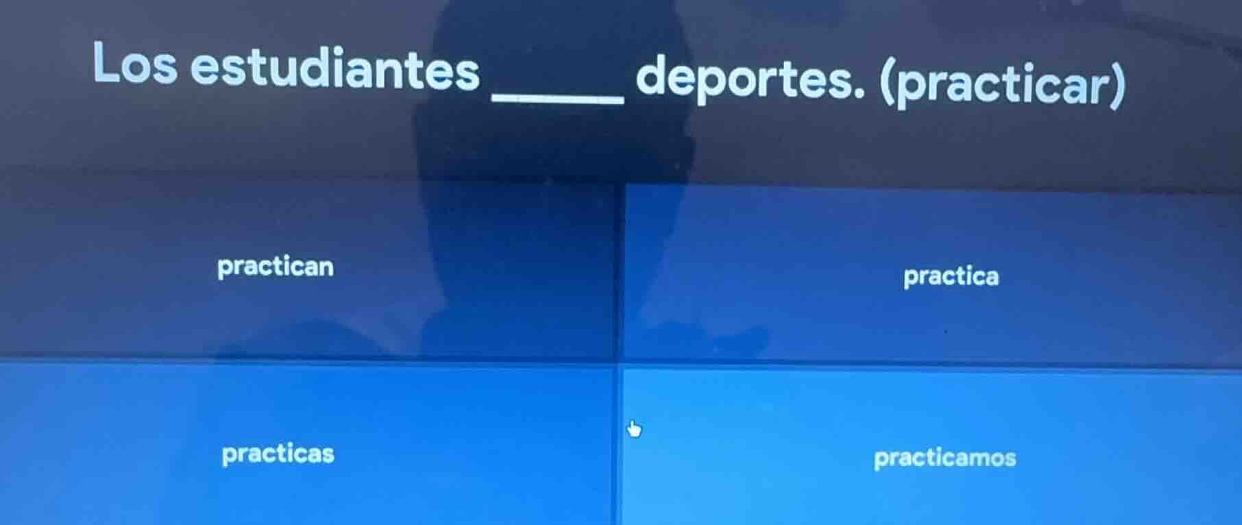 los estudiantes ____ deportes. (practicar) practican practica practicas…