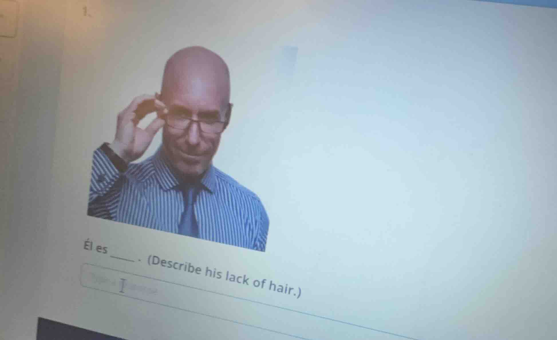 él es ____ . (describe his lack of hair.)