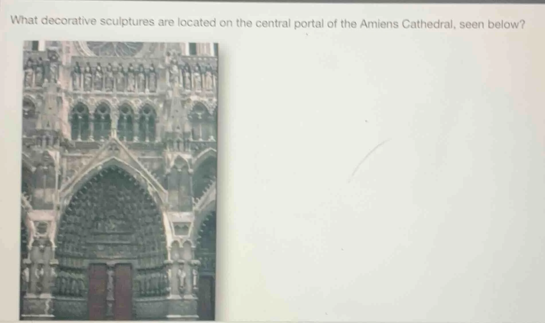what decorative sculptures are located on the central portal of the ami…