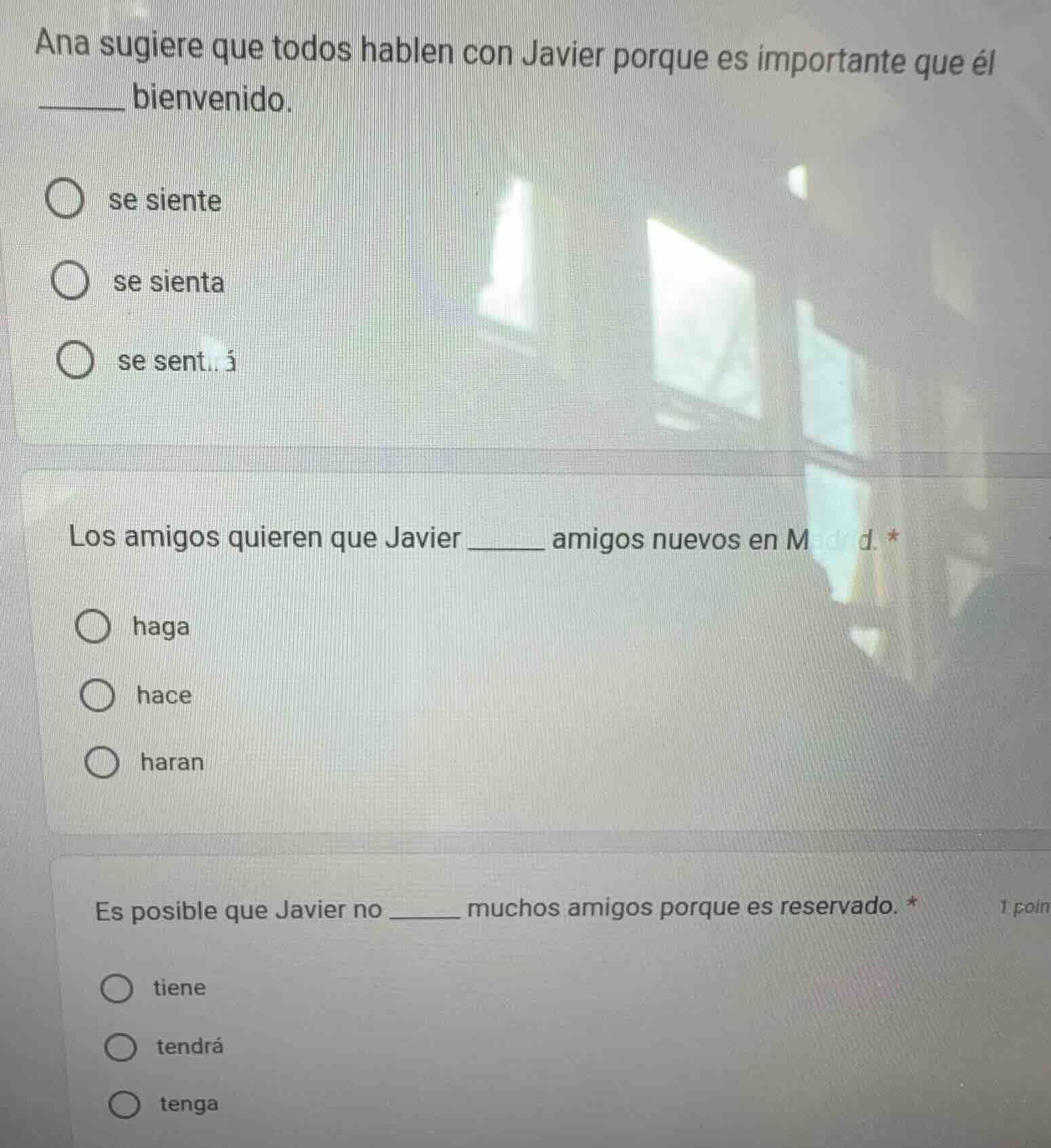 ana sugiere que todos hablen con javier porque es importante que él ___…
