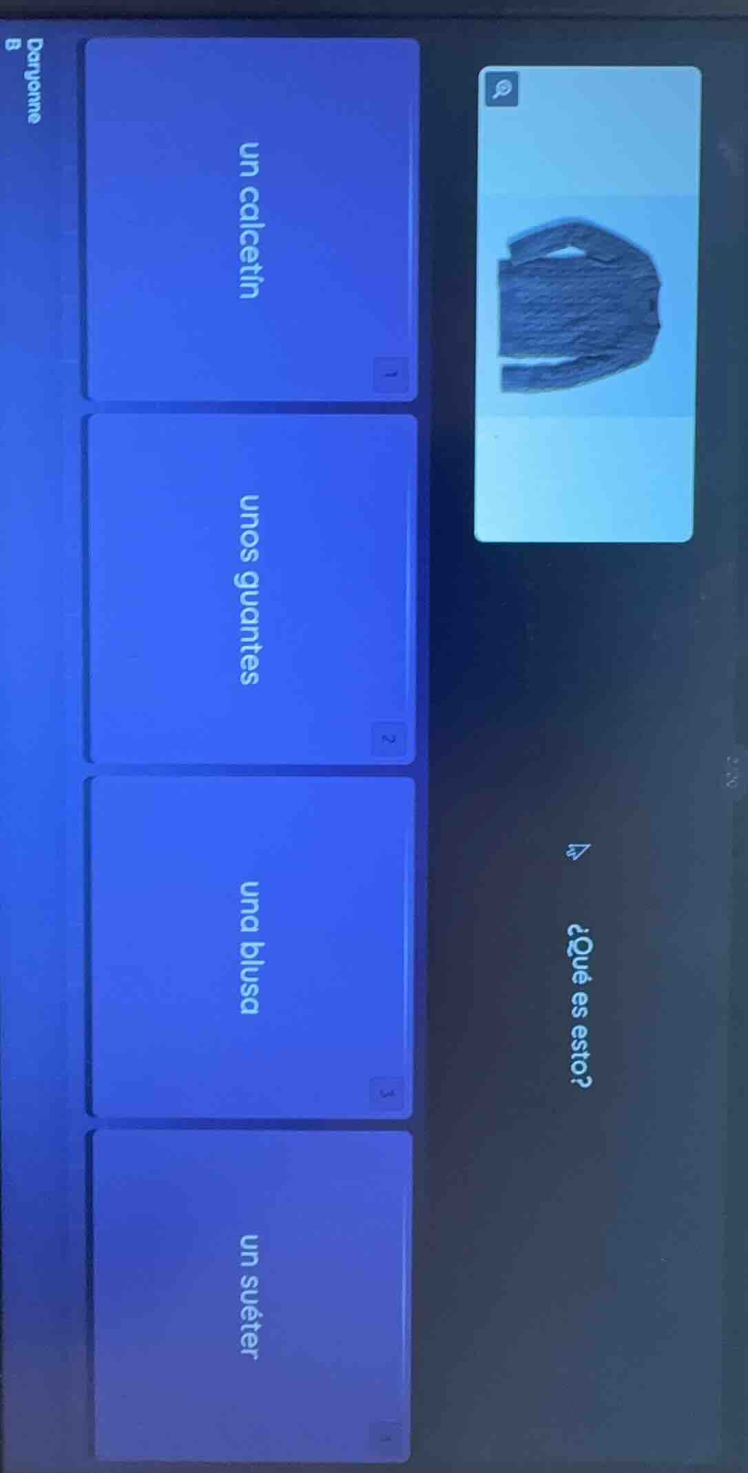 ¿qué es esto? 1. un calcetín 2. unos guantes 3. una blusa 4. un suéter