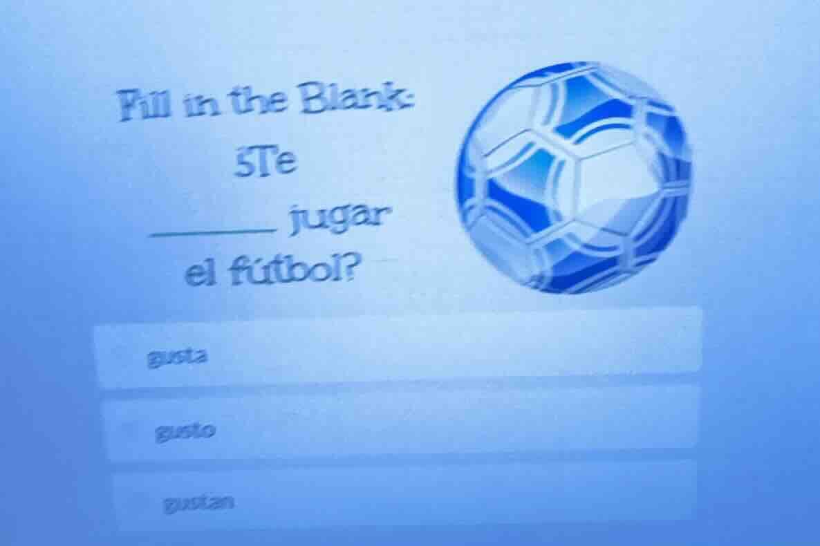 fill in the blank:¿te____ jugarel fútbol?gustagustogustan