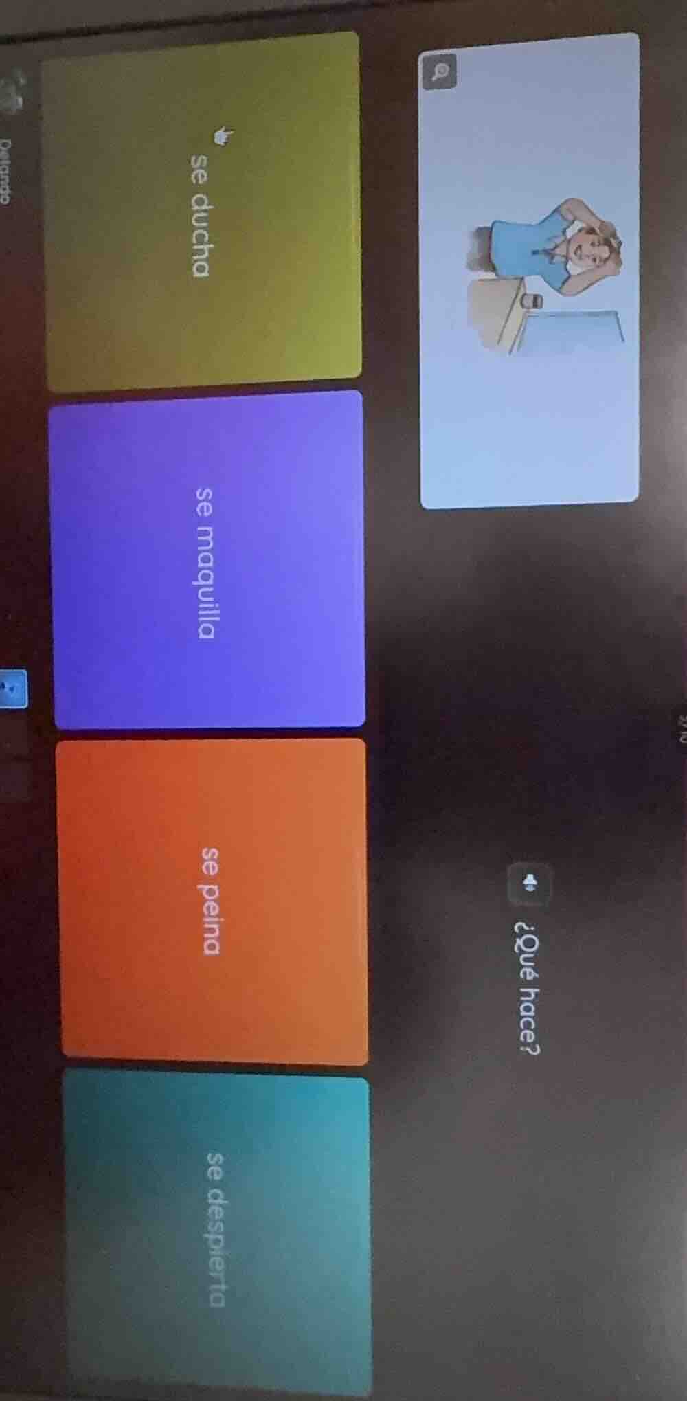 ¿qué hace? se ducha se maquilla se peina se despierta
