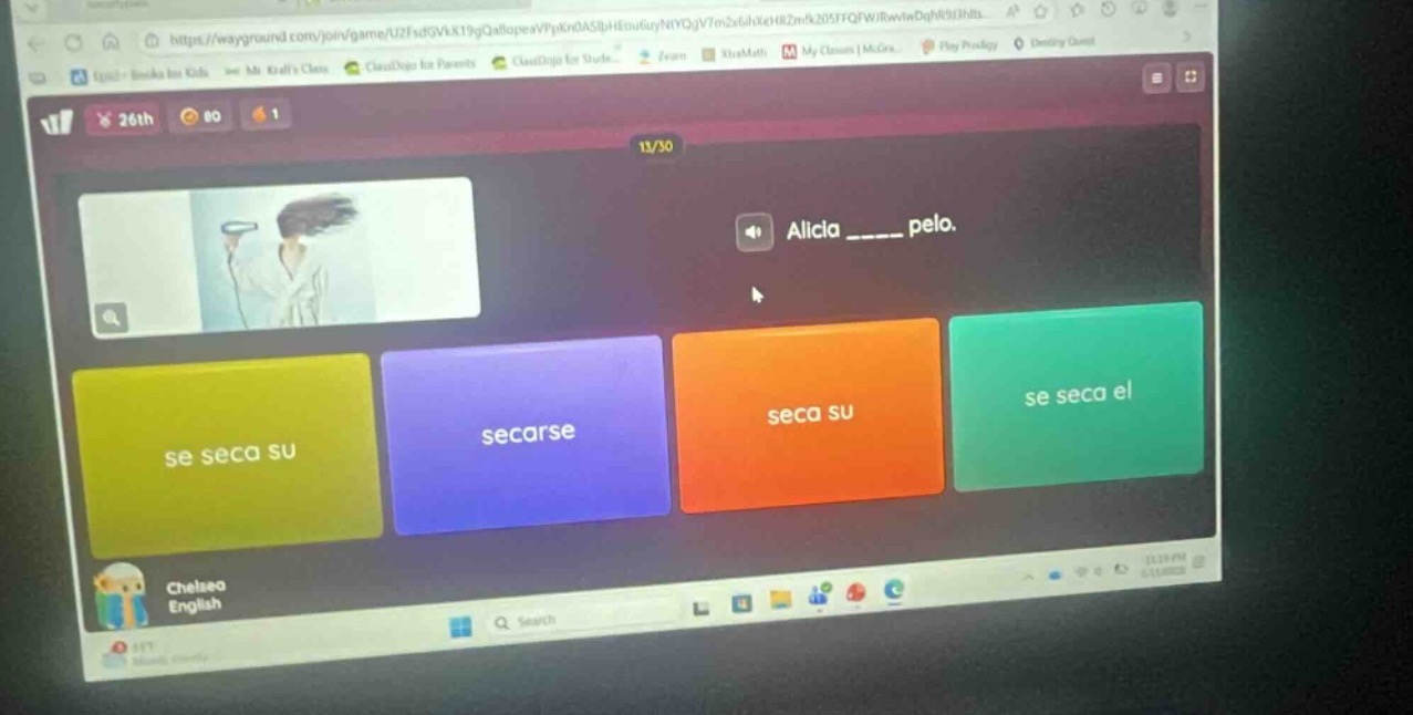 alicia ____ pelo. se seca su seca su seca su se seca el