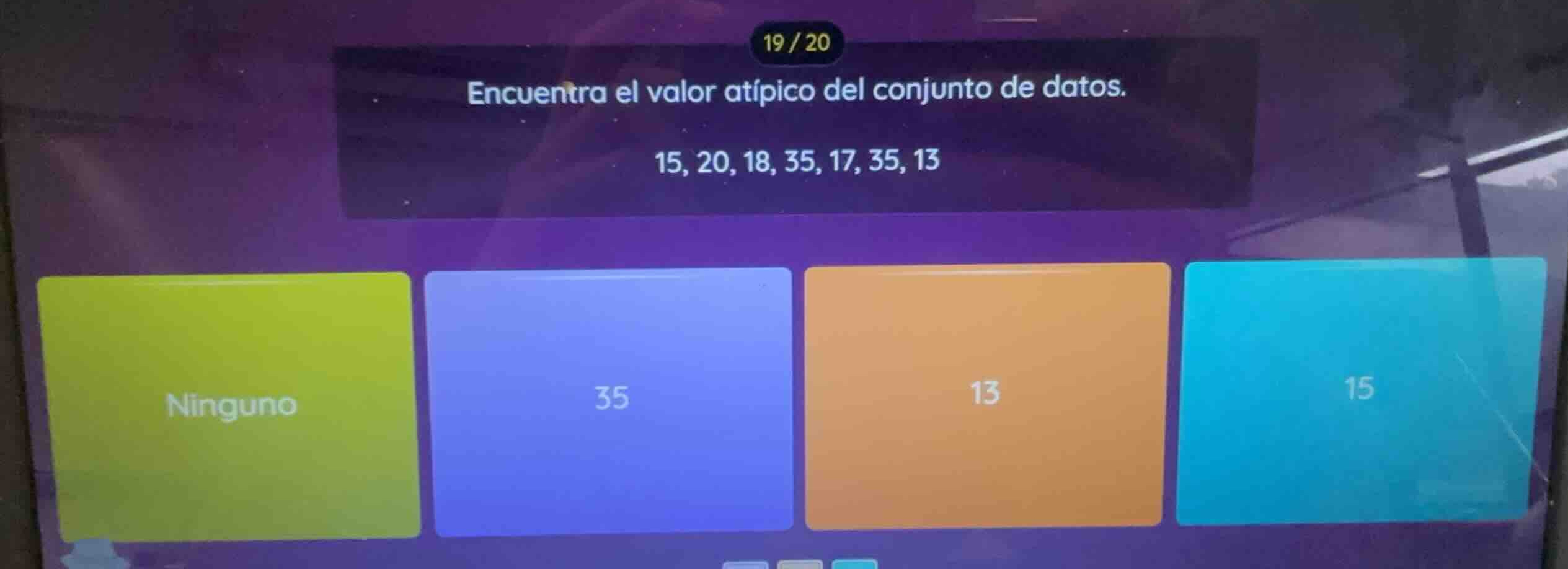 encuentra el valor atípico del conjunto de datos. 15, 20, 18, 35, 17, 3…