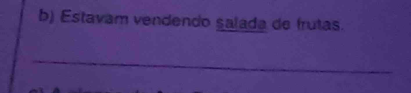 b) estavam vendendo salada de frutas.