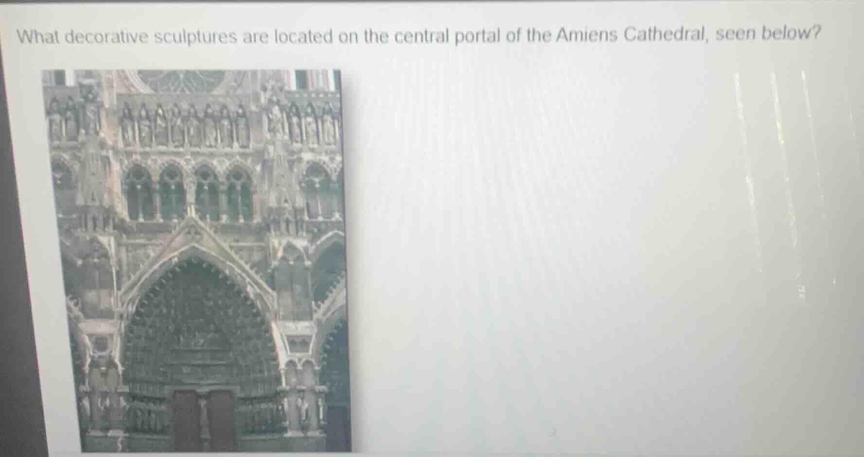 what decorative sculptures are located on the central portal of the ami…