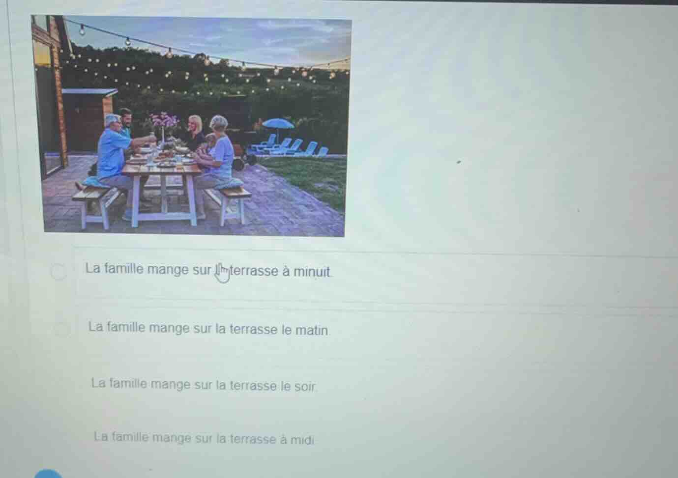 la famille mange sur la terrasse à minuit. la famille mange sur la terr…
