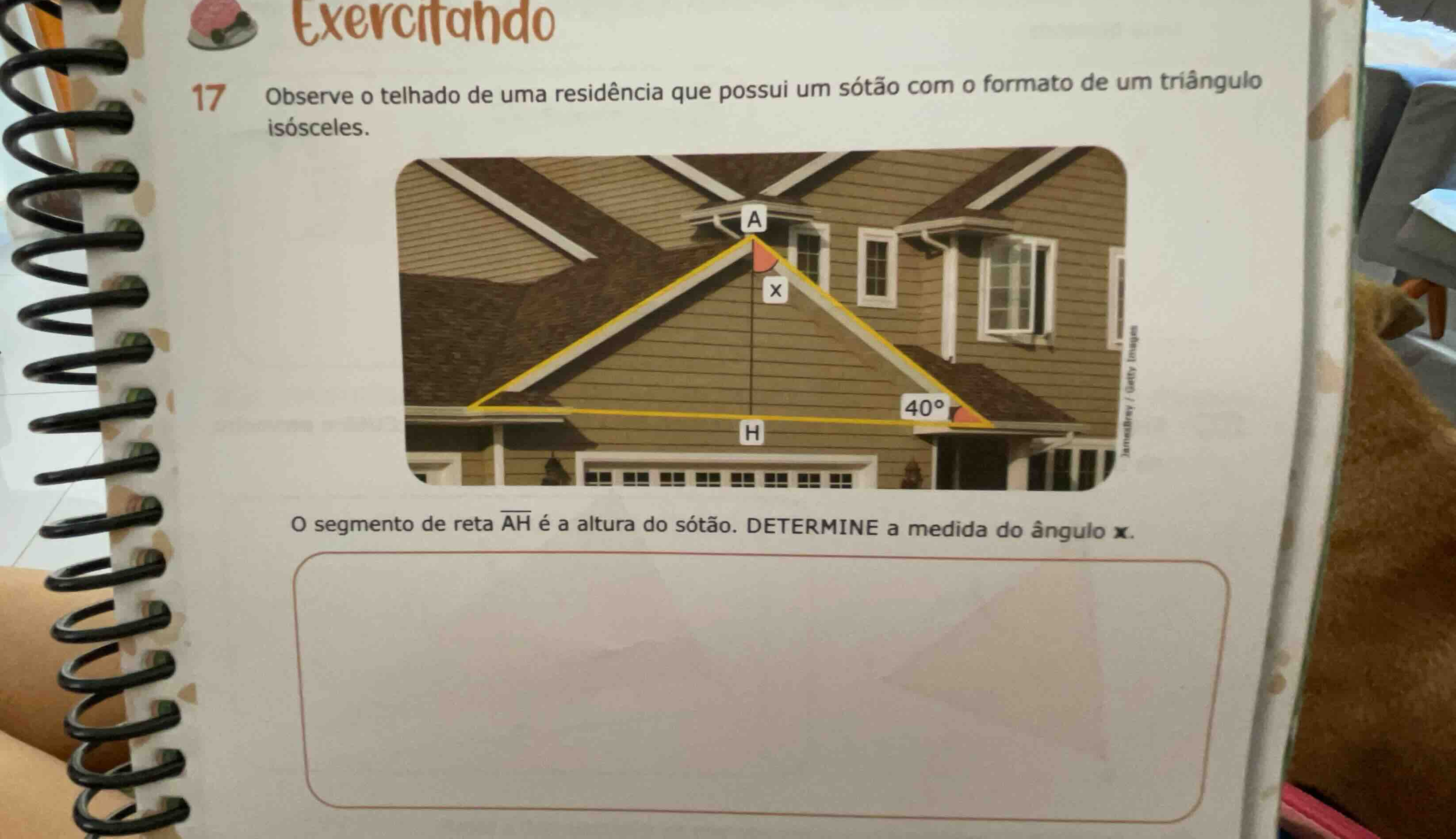 17 observe o telhado de uma residência que possui um sótão com o format…